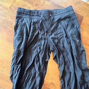 Women’s black Lululemon parachute pants- size 8